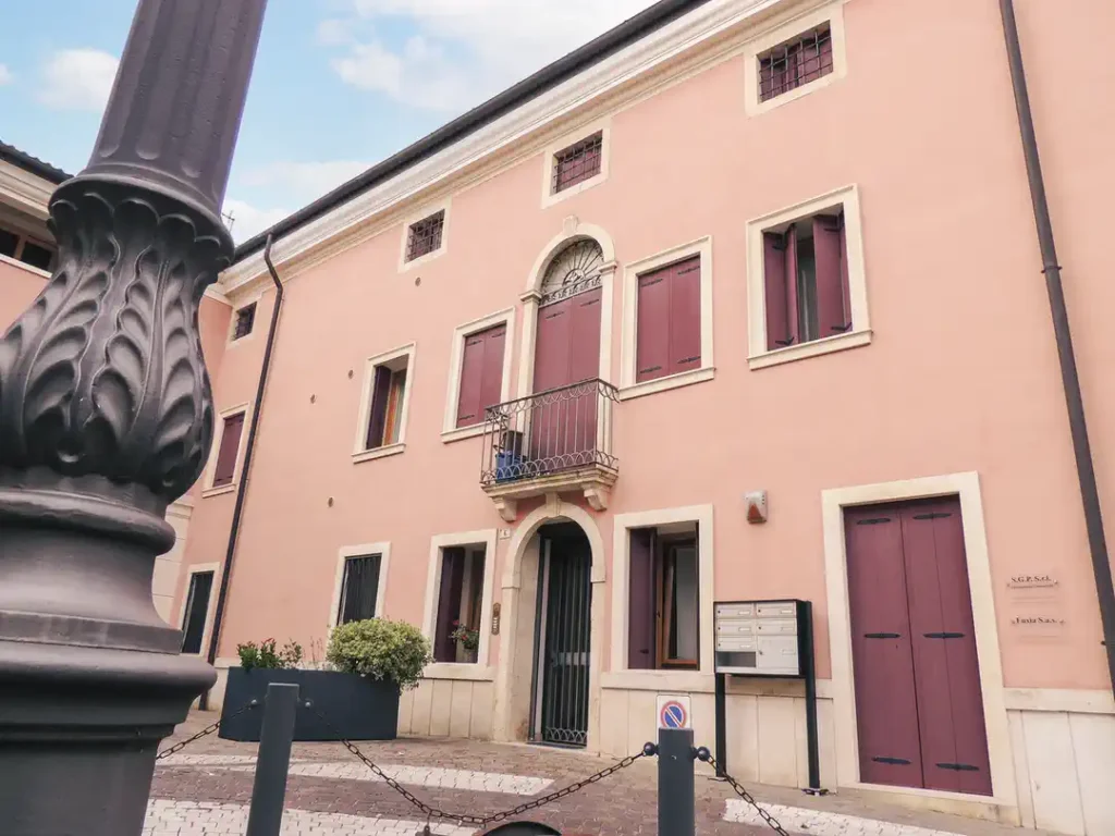 Mansarda – Condominio Piazzetta Palladio – Centro Montecchio Maggiore – Keyspace – Agenzia immobiliare a Vicenza e provincia Mansarda – Condominio Piazzetta Palladio – Centro Montecchio Maggiore – Agenzia immobiliare a Vicenza e provincia | Keyspace